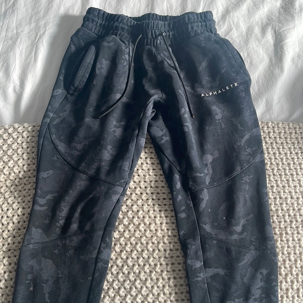 Mens medium black camo alphalete joggers